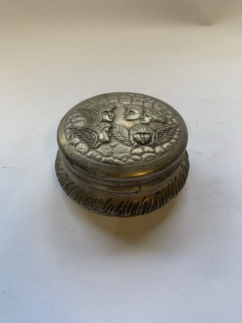 Powder makeup tin with winged cherubs Weathered Look